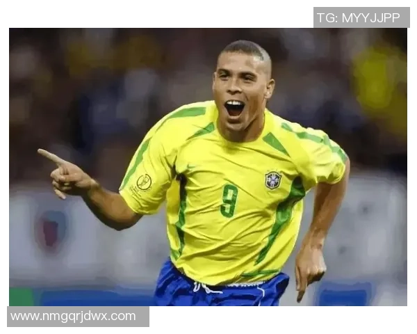 世纪足球星的传奇之路：从天才少年到全球巨星的奋斗与荣耀