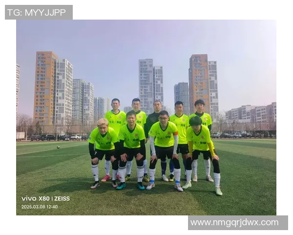 国内足球球星齐聚一堂合影留念 展现团结与荣耀风采