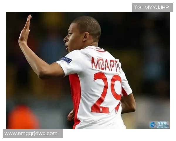 姆巴佩球星卡足球钥匙扣与精美面具组合，限量版收藏必备