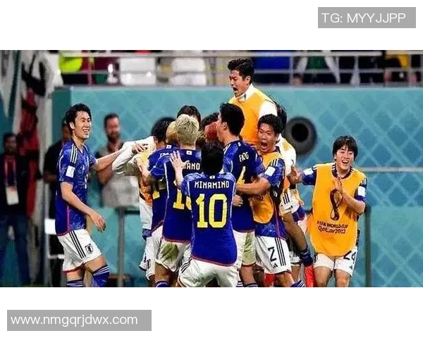 明星足球巨星亲密合影瞬间展现运动魅力与星光闪耀的完美融合