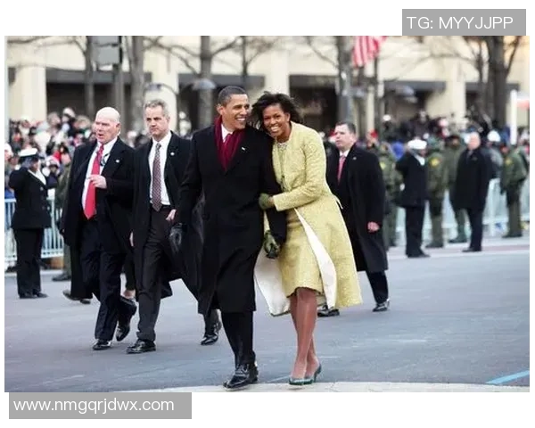 足球巨星身着西服优雅合影 展现运动员魅力与时尚风采